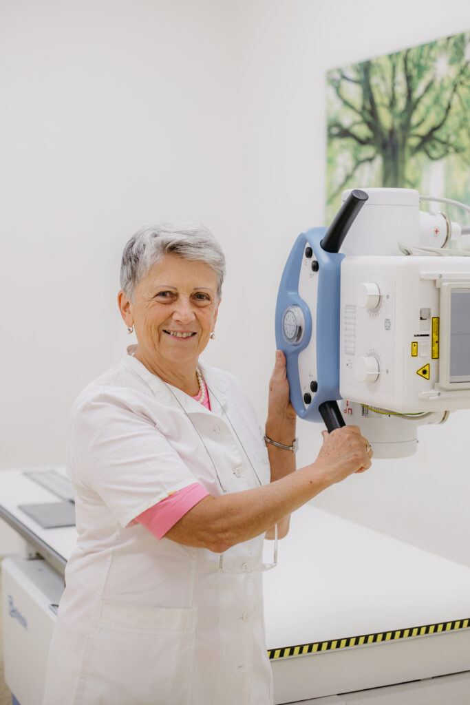 Rentgenová laborantka plicní ambulance Opava při práci s RTG přístrojem